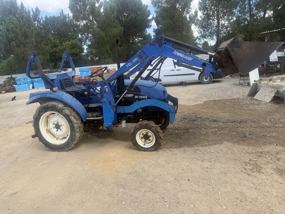 Trator agricola 4x4 com 30 cv e carregador frontal