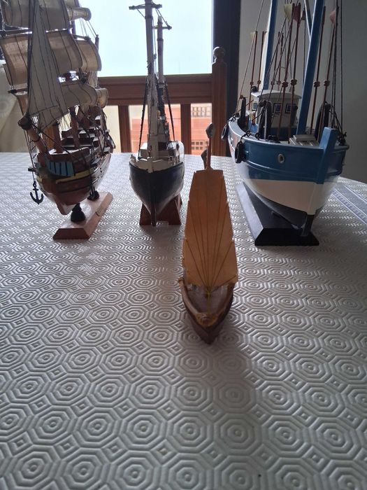 Coleção de maquetas e modelos decorativos, barcos e navios