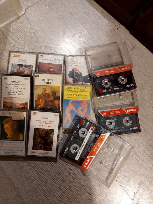 Kasety audio całość włącznie z zasobnikiem na kasety