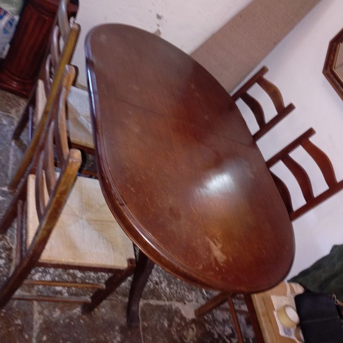 Mesa de jantar e cadeiras