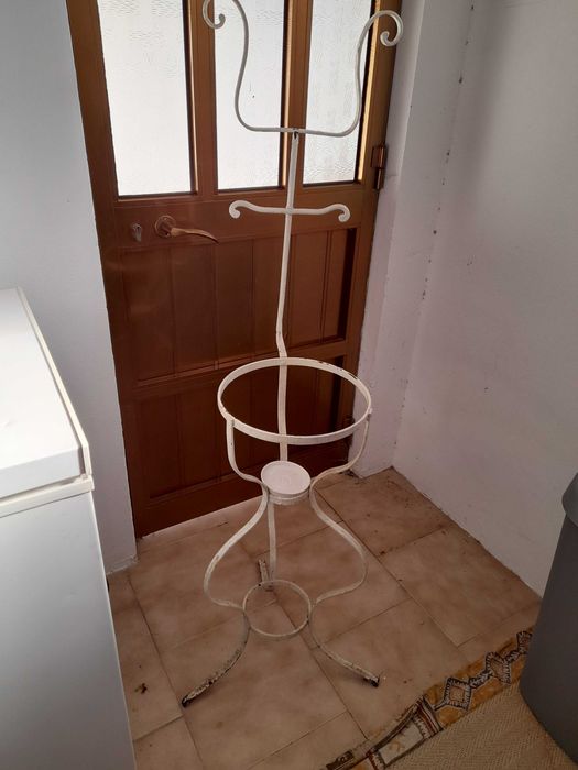 Lavatorio de ferro em branco e muito antigo