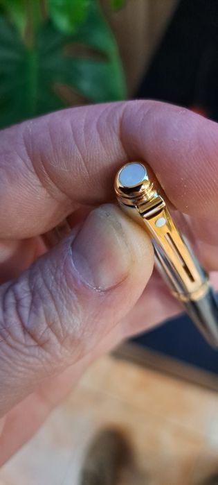 Caneta esferográfica Sheaffer.