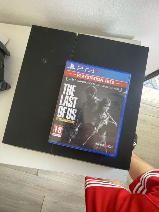 Vendo ps4 como nova + jogo The last of Us