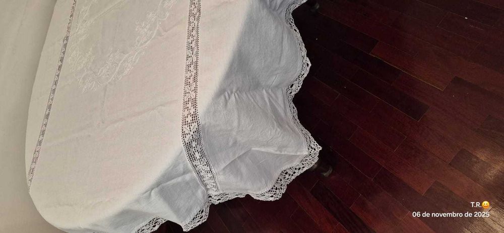 Toalha de linho antigo com bordado e aplicação em renda