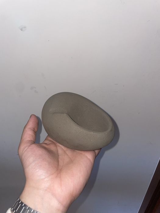 Cinzeiro feito à mao em ceramica negra