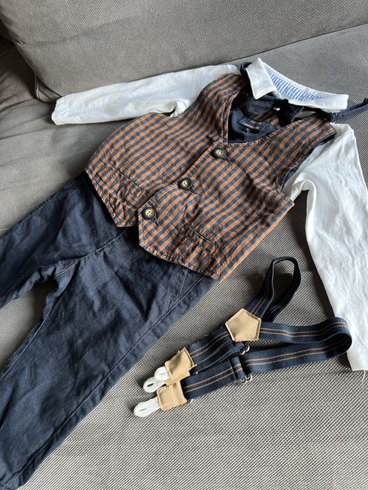 Elegancki komplet: body, mucha, szelki, kamizelka, spodnie.