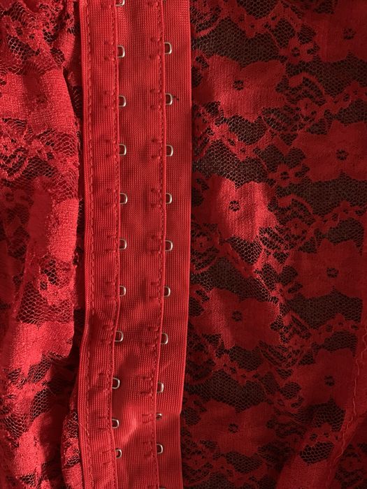 Червона мереживна нічна комбінація