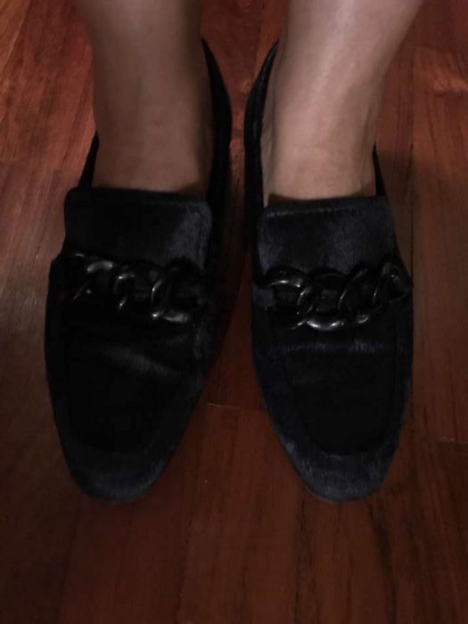 Sapatos azuis escuros em pelo