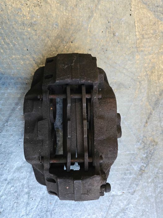 zaciski hamulcowe przód Land Rover Defender