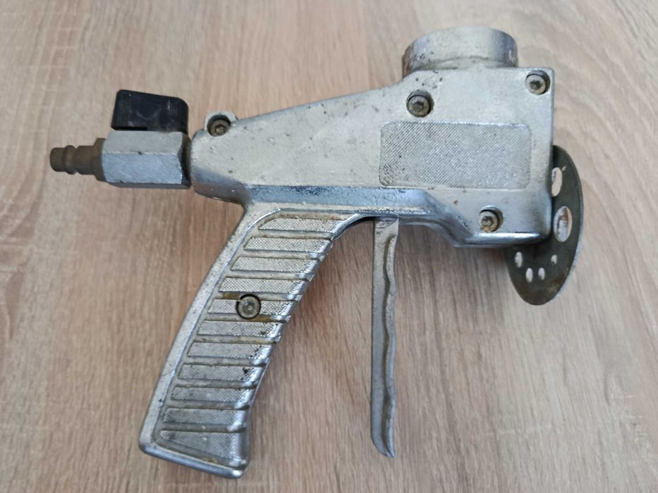Stary aluminiowy pistolet do malowania.