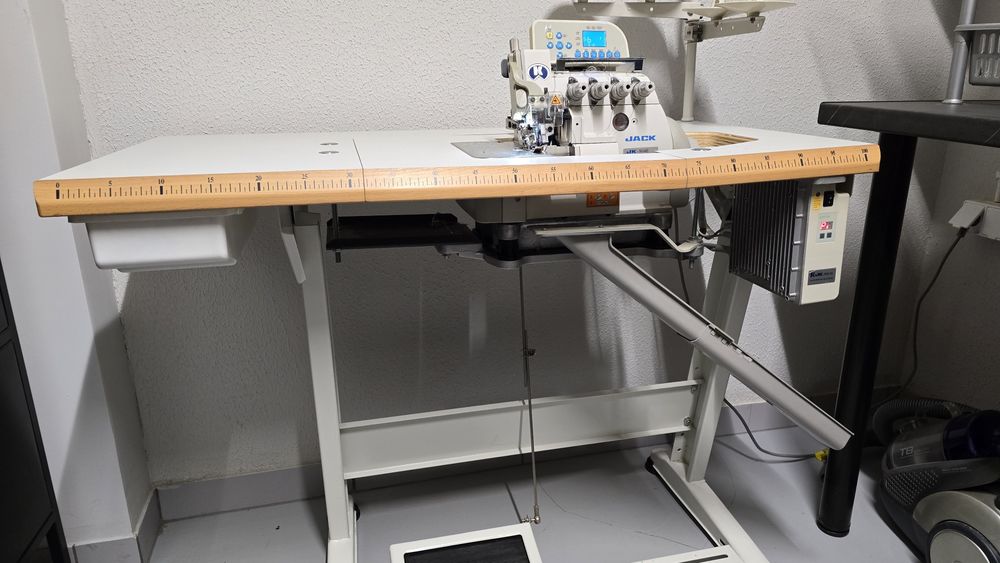Overlock 4-nitkowy JACK JK-904E
