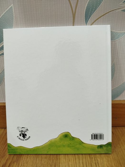 Livro: "A história das cinco vogais" de Luísa Ducla Soares.