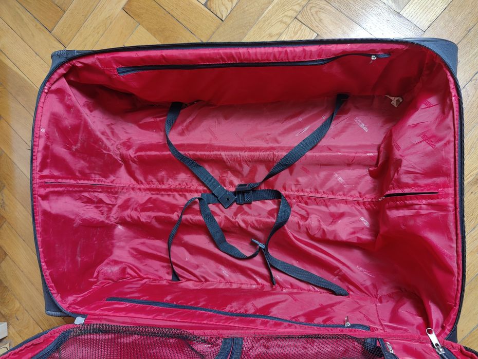 Duża czarna pojemna  walizka 70x50x28