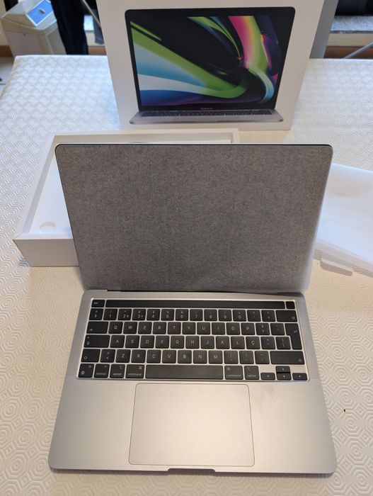 MacBook Pro 13” M2 (2022) | 16GB RAM | 256GB SSD | Caixa + Extras