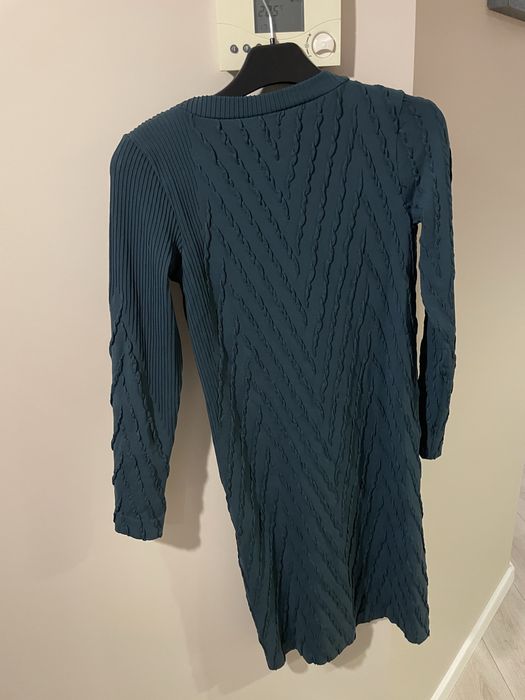 Sukienka Gatta ciemna zielen obcisła eksponuje ksztalty