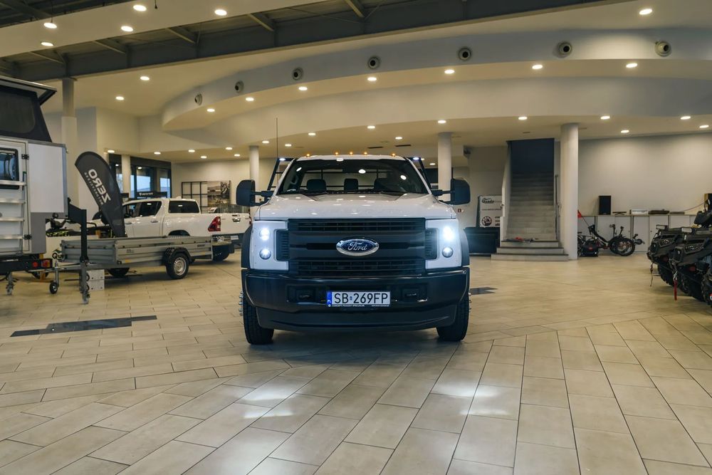 Ford F550  Samochód Ciężarowy FORD F550 4x4 Z AMERYKI