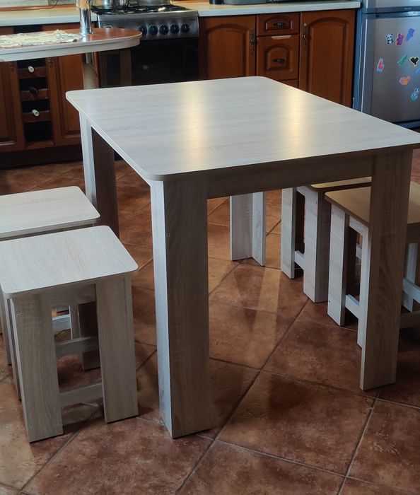 Комплект: стіл, табуретки