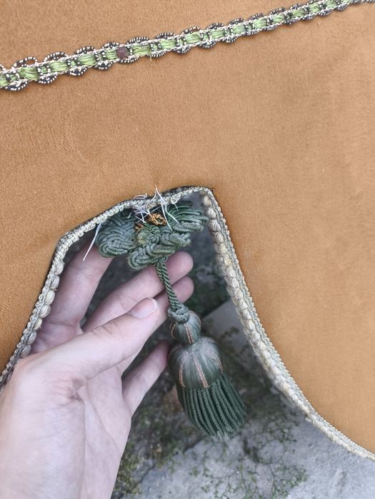 Sanefa clássica estofada em tom mostarda com borlas verdes