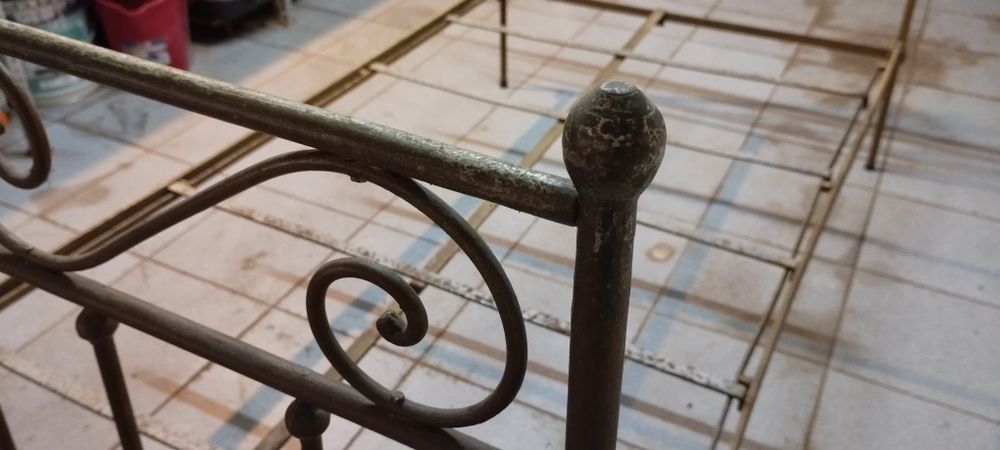 Cama de ferro muito antiga