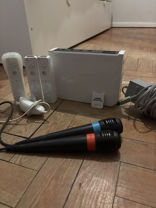 Nintendo Wii Completa + 3 Comandos + Sensor Bar (a funcionar)