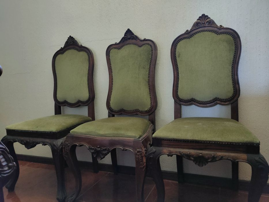 Mobília de quarto antiga (cama, espelho, cómoda, guarda-roupa, cadeiras, mesinhas de cabeceira)