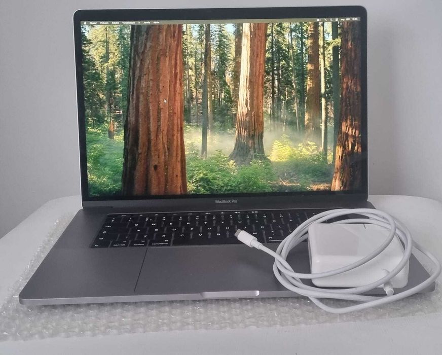 MacBook Pro 15” (2017) – i7 | 16GB RAM | 256GB SSD