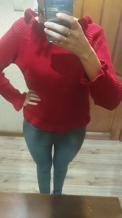 Czerwony sweter w opuszczonymi ramionami stan bdb rozm. S/M