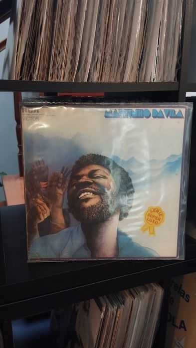 Vendo 35 álbuns de vinil de música africana em muito bom estado de vários artistas só entrego em mão