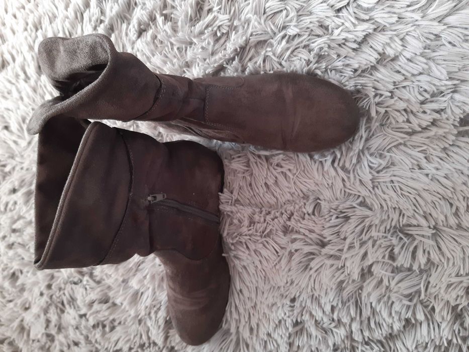 Płaskie, szare, zamszowe kozaki Graceland