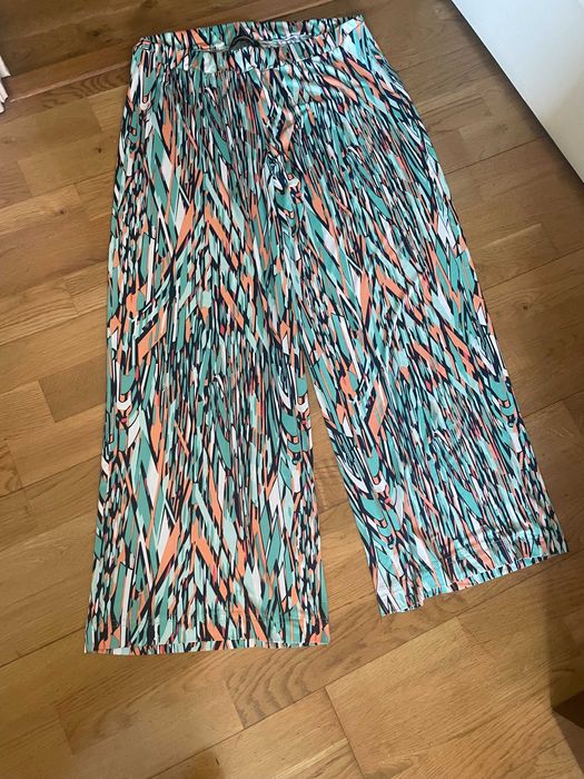 Calça larga e com elasticidade, da marca Desvast