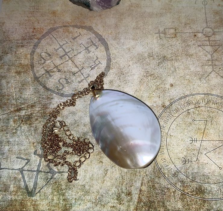 Женская Сила, красота, здоровье, власть над обстоятельствами.