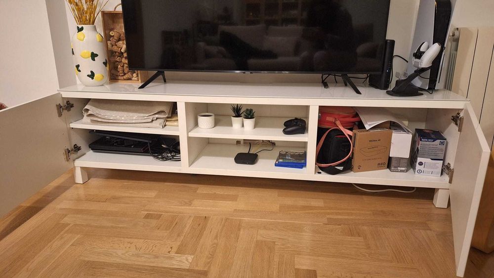 Móvel Tv Besta com painel superior (como novo)