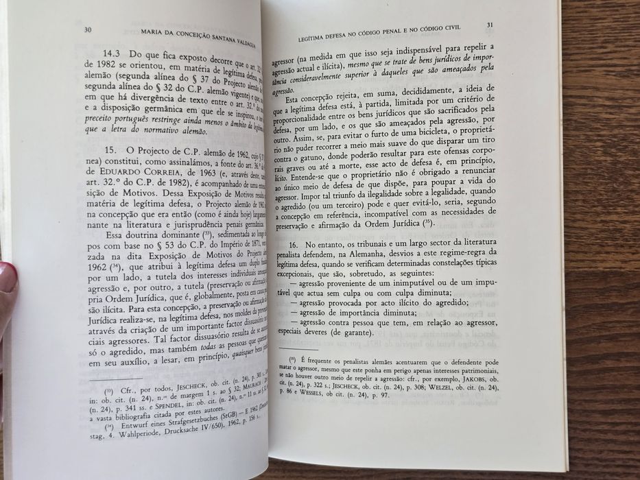 Livros jurídicos / Direito / 1 = 2,5€ / 10 = 20€