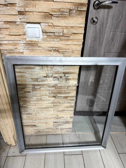 Продам вікна в алюмінієвій рамі.