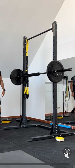 Squat Rack com barra de elevações
