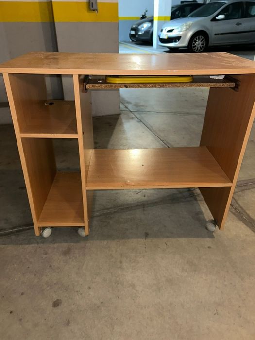 Mesa de escritório em madeira clara