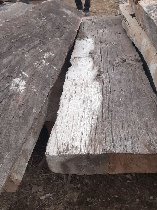 Stare belki debowe, stary dab, stare drewno, stare deski. Monolit