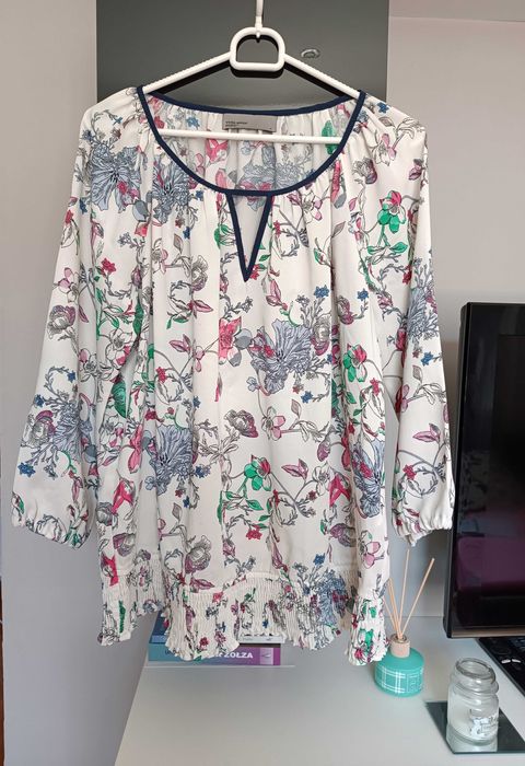 Zwiewna śmietankowa koszula w kwiaty Vero Moda bluzka ściągacz