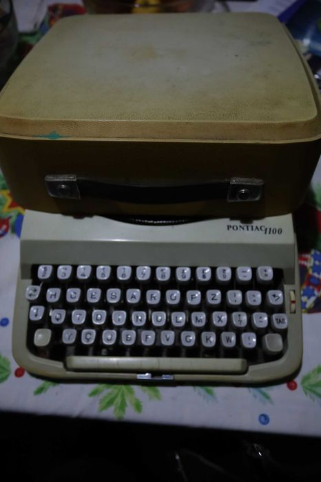 Máquina de escrever Pontiac 1100 em bom estado, pouco uso