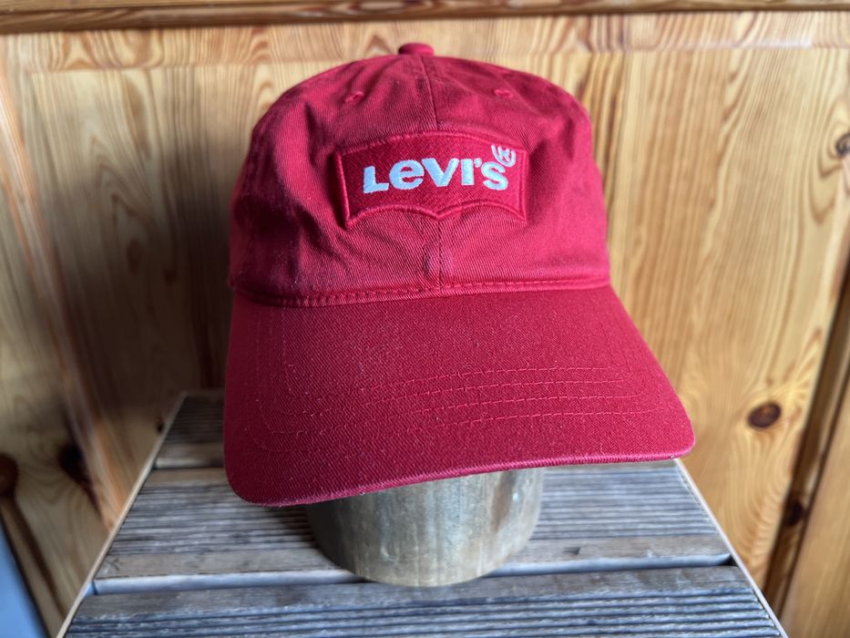 Sprzedam czapkę z daszkiem firmy FLEXFIT dla Levi Strauss. rozmiar ONE SIZE. Czapka jest w kolorze czerwonym (kolor bardziej soczysty niż na zdjęciach