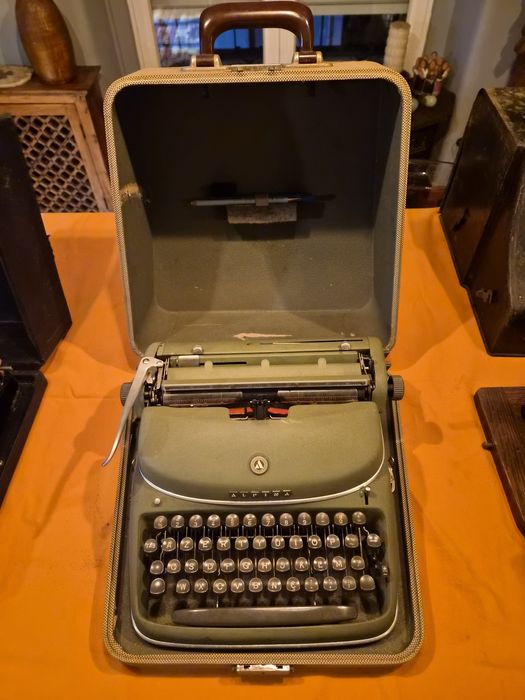 4 máquinas escrever centenárias