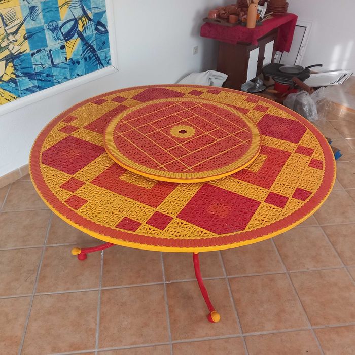 Mesa de refeições, feita de ferro, ideal para exteriores.