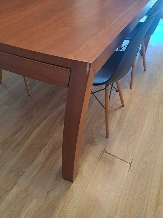Mesa de sala de refeição, em cerejeira