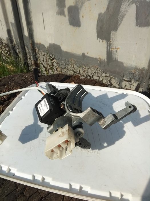 Крыло Мазда кседос 6-9 замок зажигания