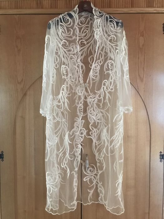 Plaszcz slubny z koronki szyty recznie