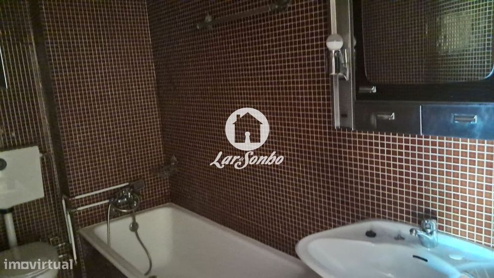 Apartamento T2, na zona da Rua Costa Cabral, junto ao Metro, dispon...