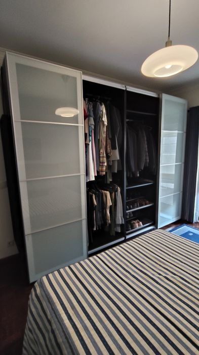 Roupeiro  IKEA Pax 300x236cm (4 módulos de 75cm cada) com portas deslizantes em vidro fosco e interior completo