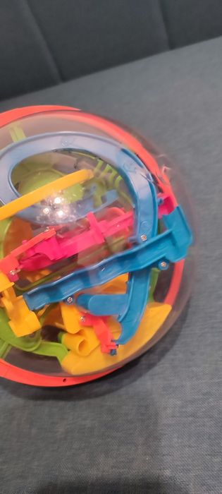 Labirynt w kuli plastikowej