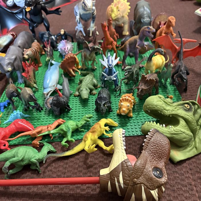 набор игрушечных фигурок динозавров