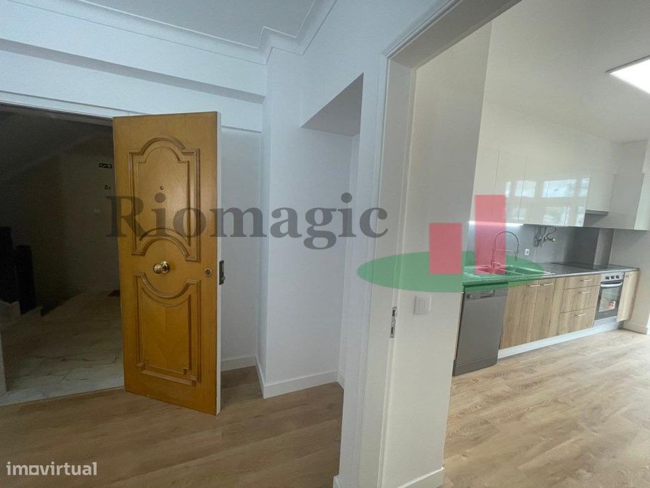 Metro Laranjeiras - Est. Luz - Lisboa - Apartamento T3 com Varandas...